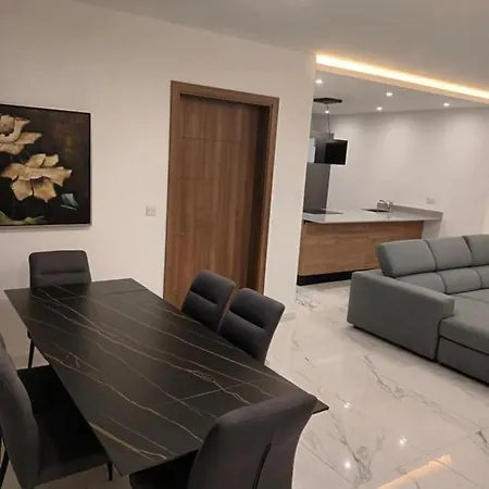 Modern 3 Double Bedroom * Pietà